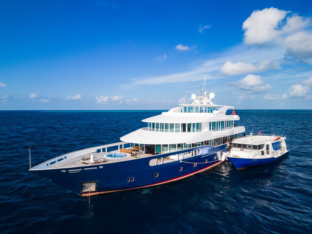 bateau avec le petit bateau pour plongée