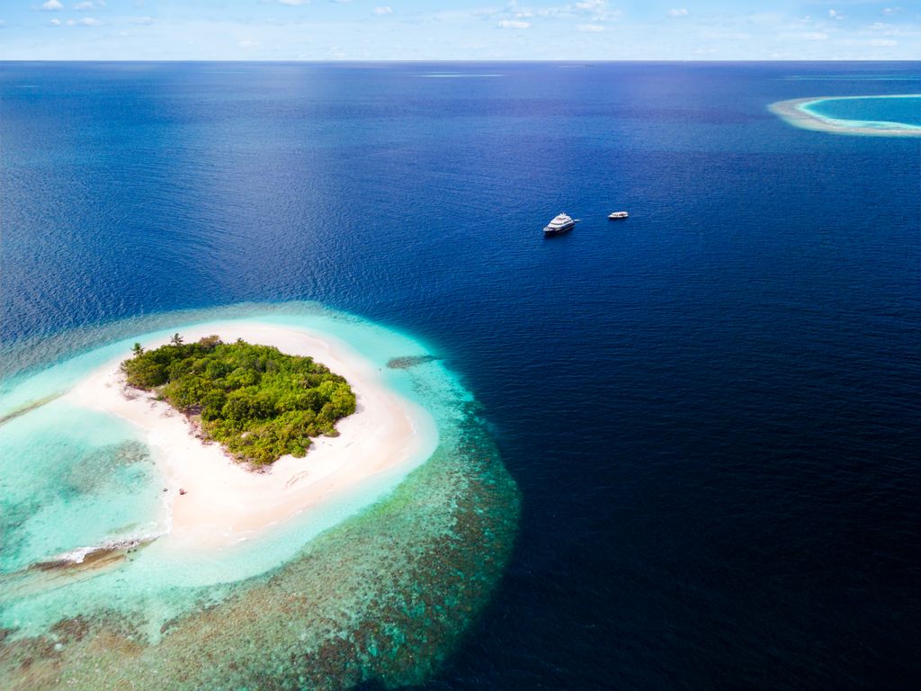 bateau et île maldives vue du ciel