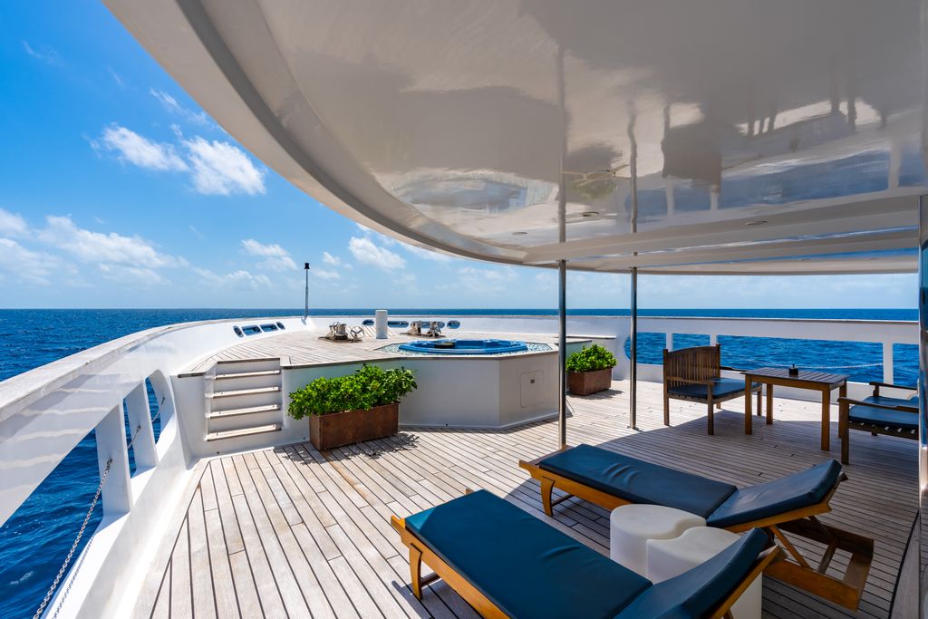 terrasse avec jacuzzi
