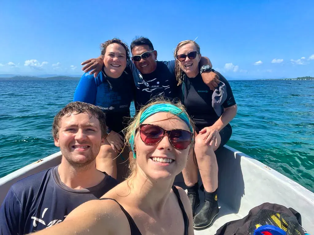 groupe d'amis sur un bateau en mer