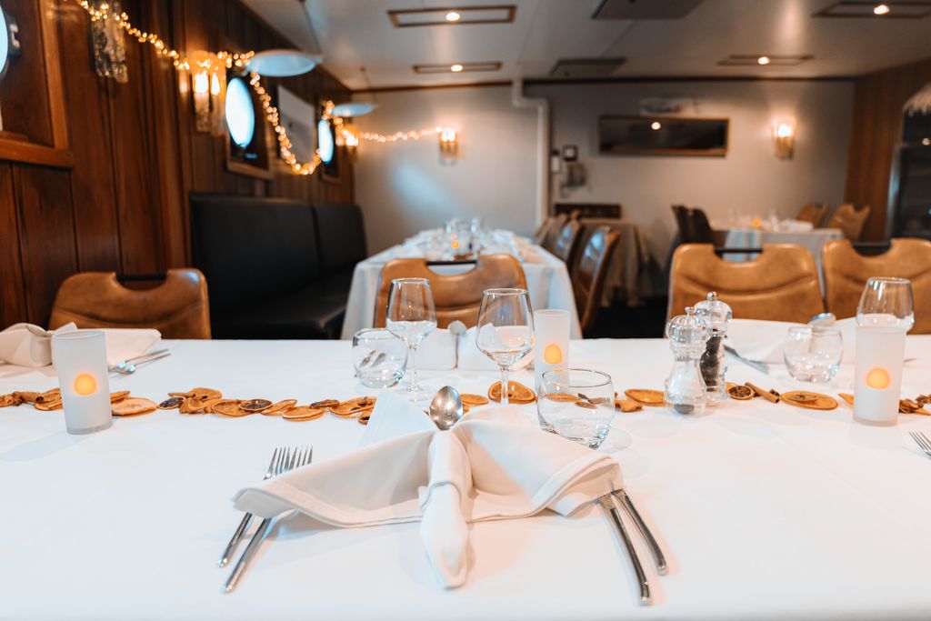 table dressée bateau restaurant