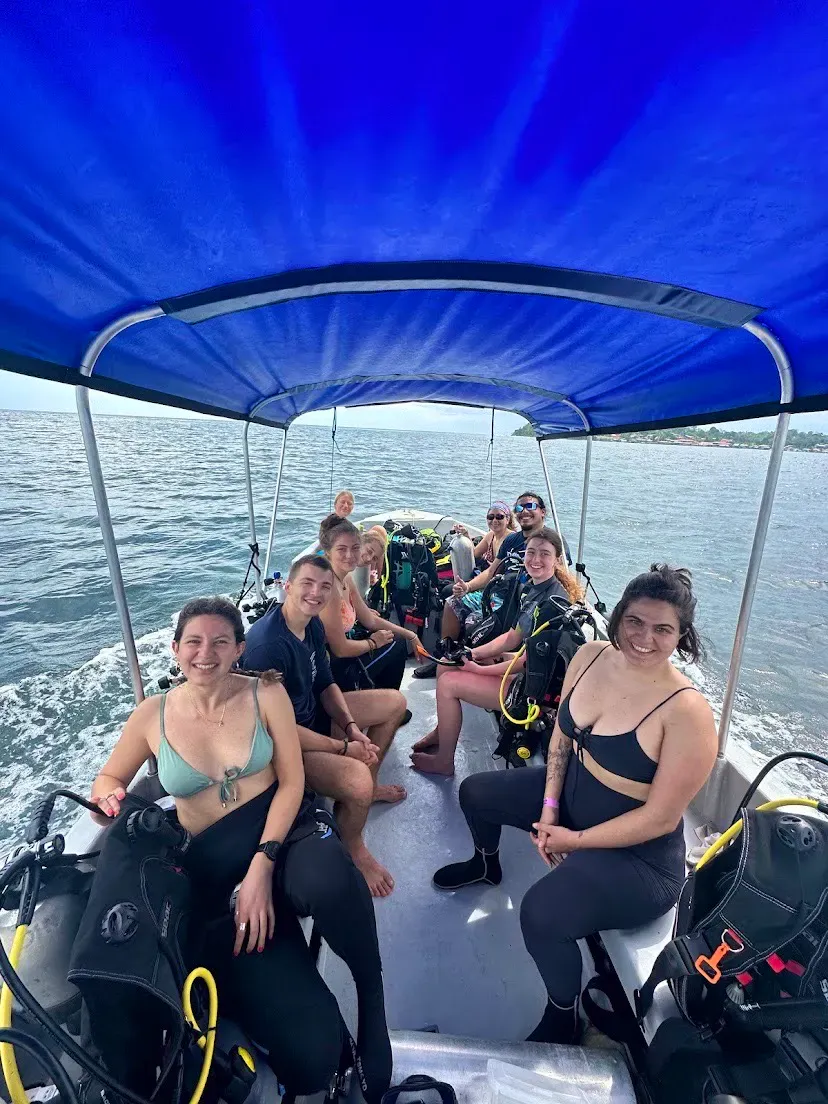 groupe de plongeurs sur le bateau