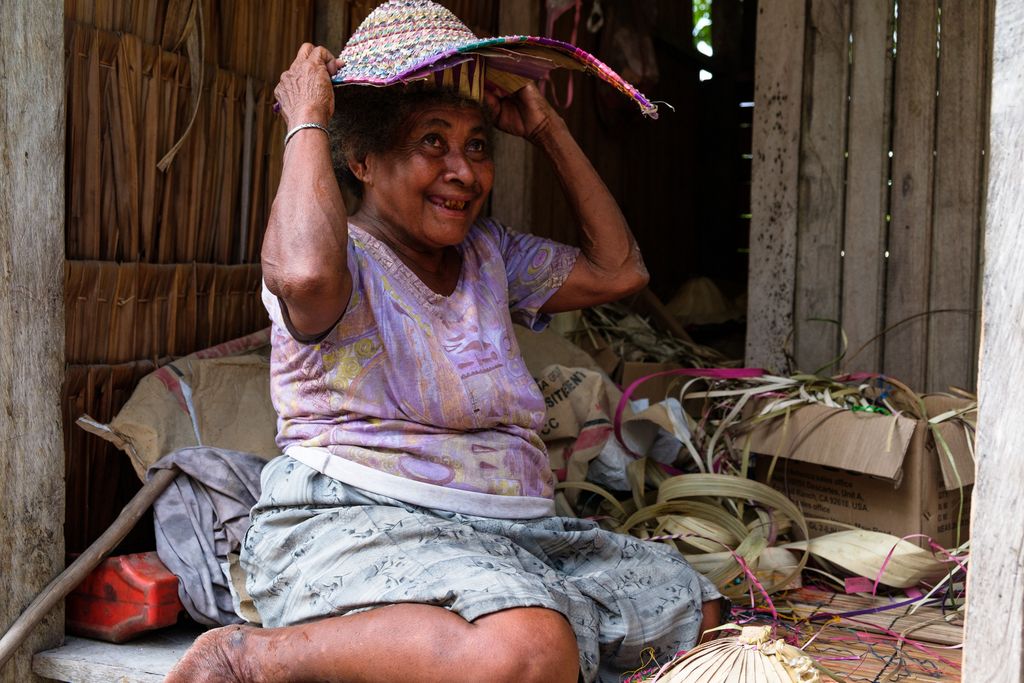 femme au village
