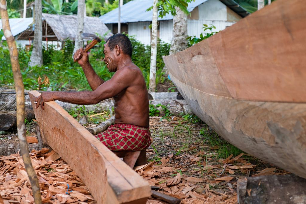 homme atelier de bois