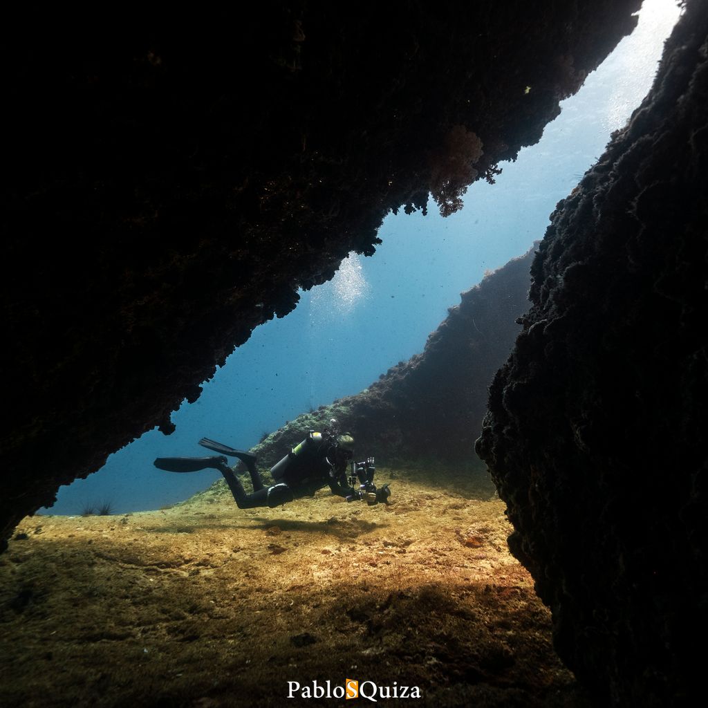 plongeur grotte sous marine
