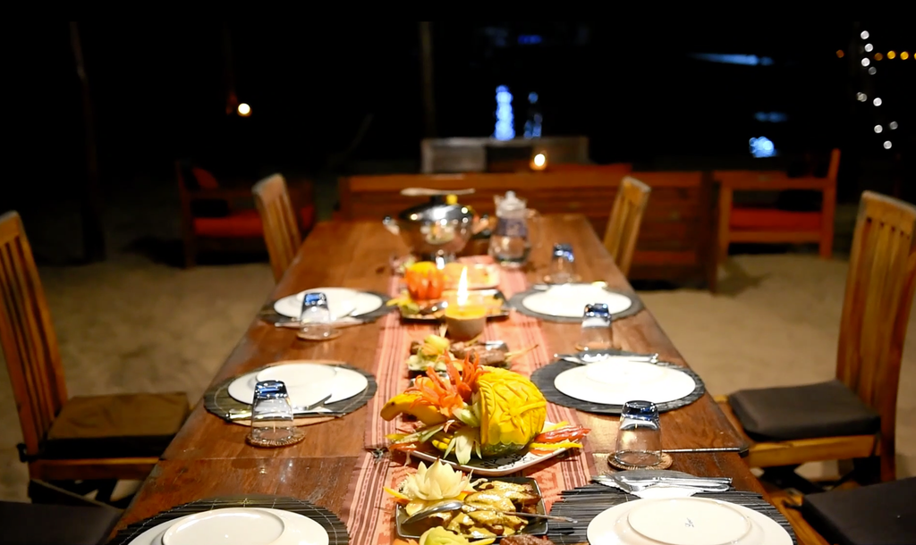 table dressé pour diner