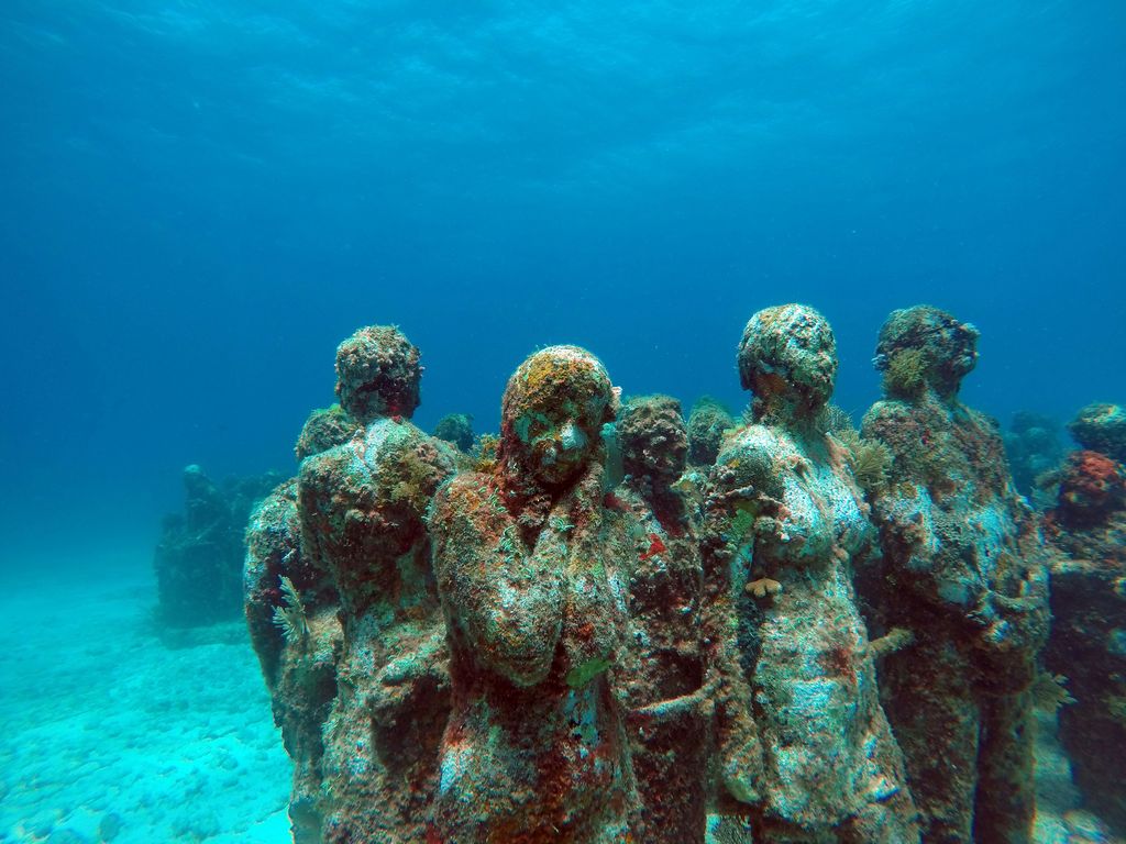 statue personnage sous l'eau