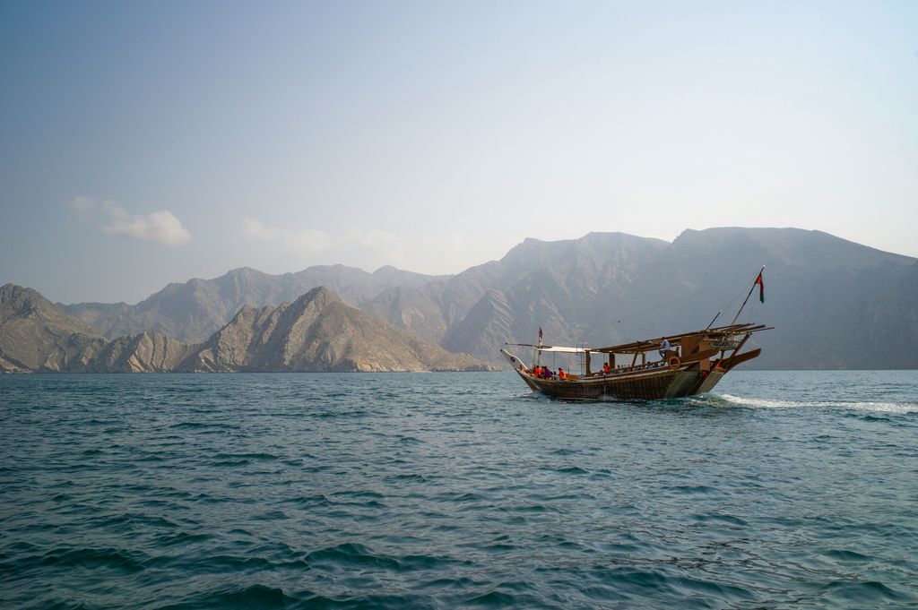 bateau traditionnel omanais sur l'eau