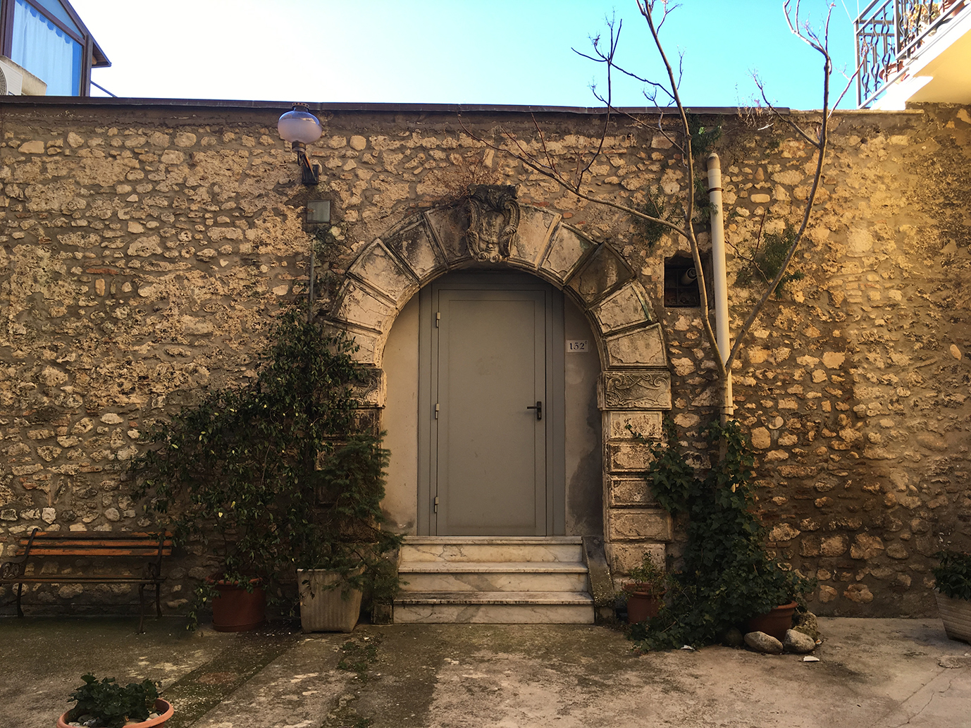 Portale del cortile interno di casa Elisi