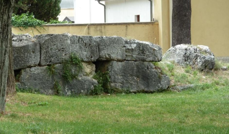 Mura megalitiche di Angitia