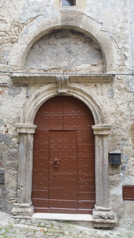 Casa con affresco del sec. XVI nella lunetta del portone
