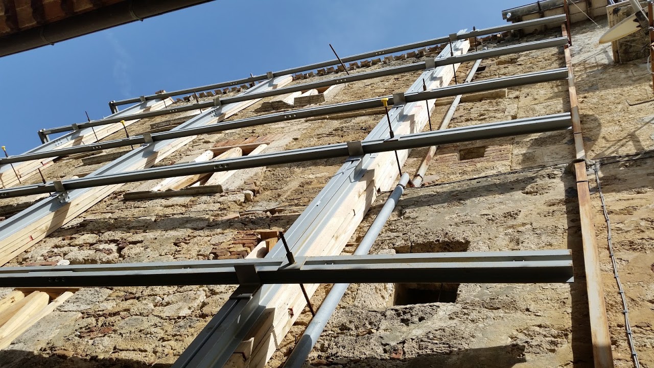 Casa medioevale con due finestre bifore chiuse