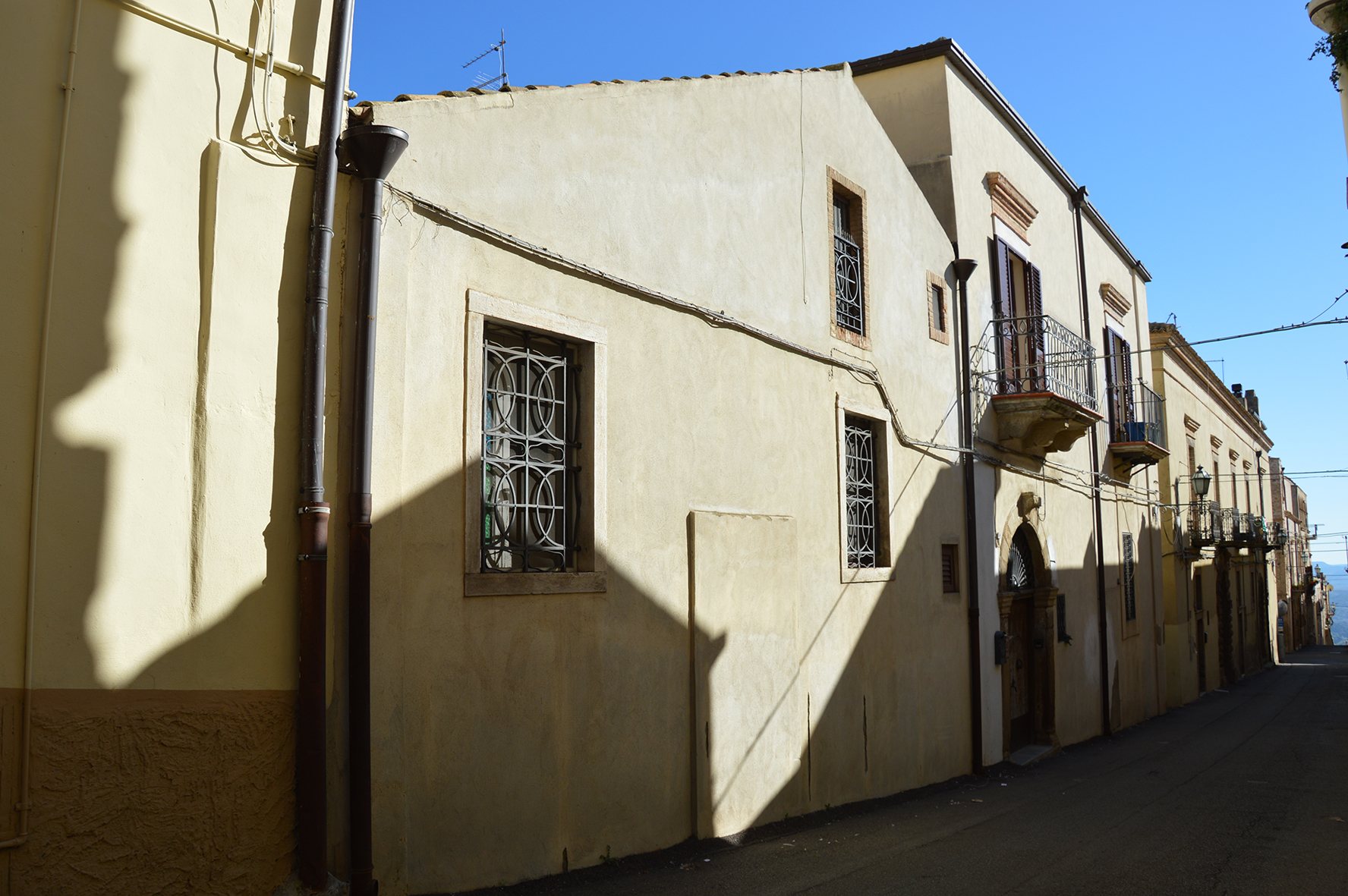 casa popolare e palazzotto signorile