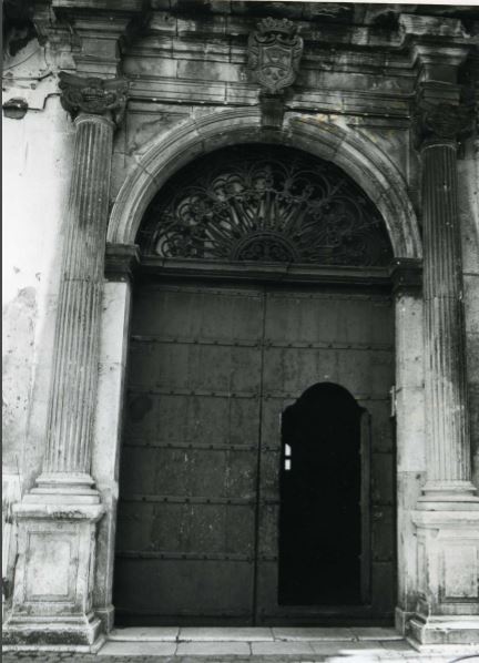 palazzo, Palazzo Centola