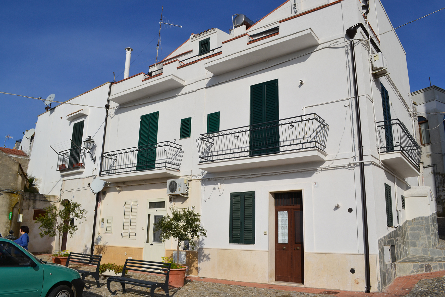case a schiera che si affacciano su Piazza XI Febbraio