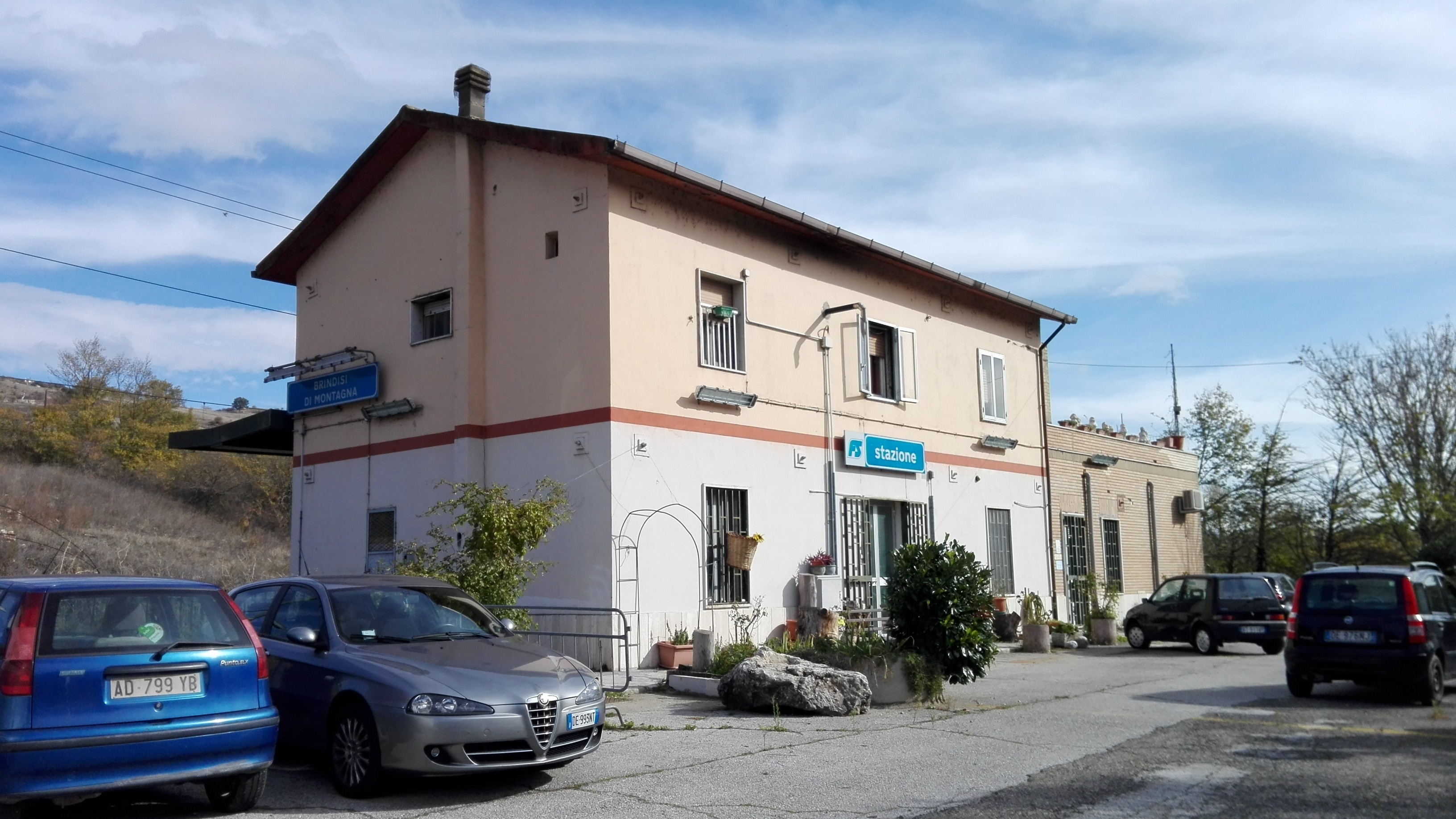 stazione, Stazione ferroviaria "Brindisi di Montagna"