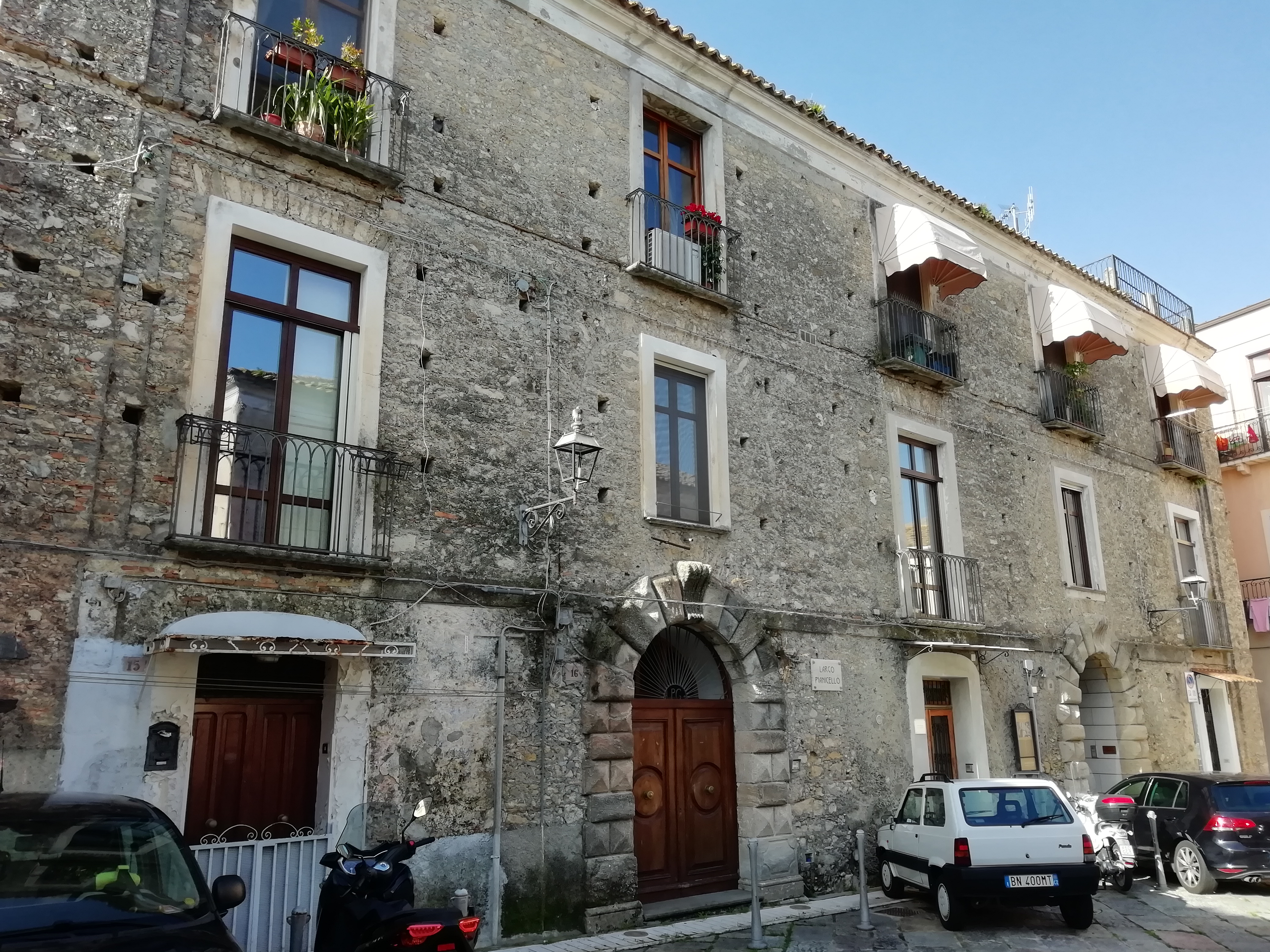 [Edificio in Largo Pianicello, 15, 16, 17, 18, 19]