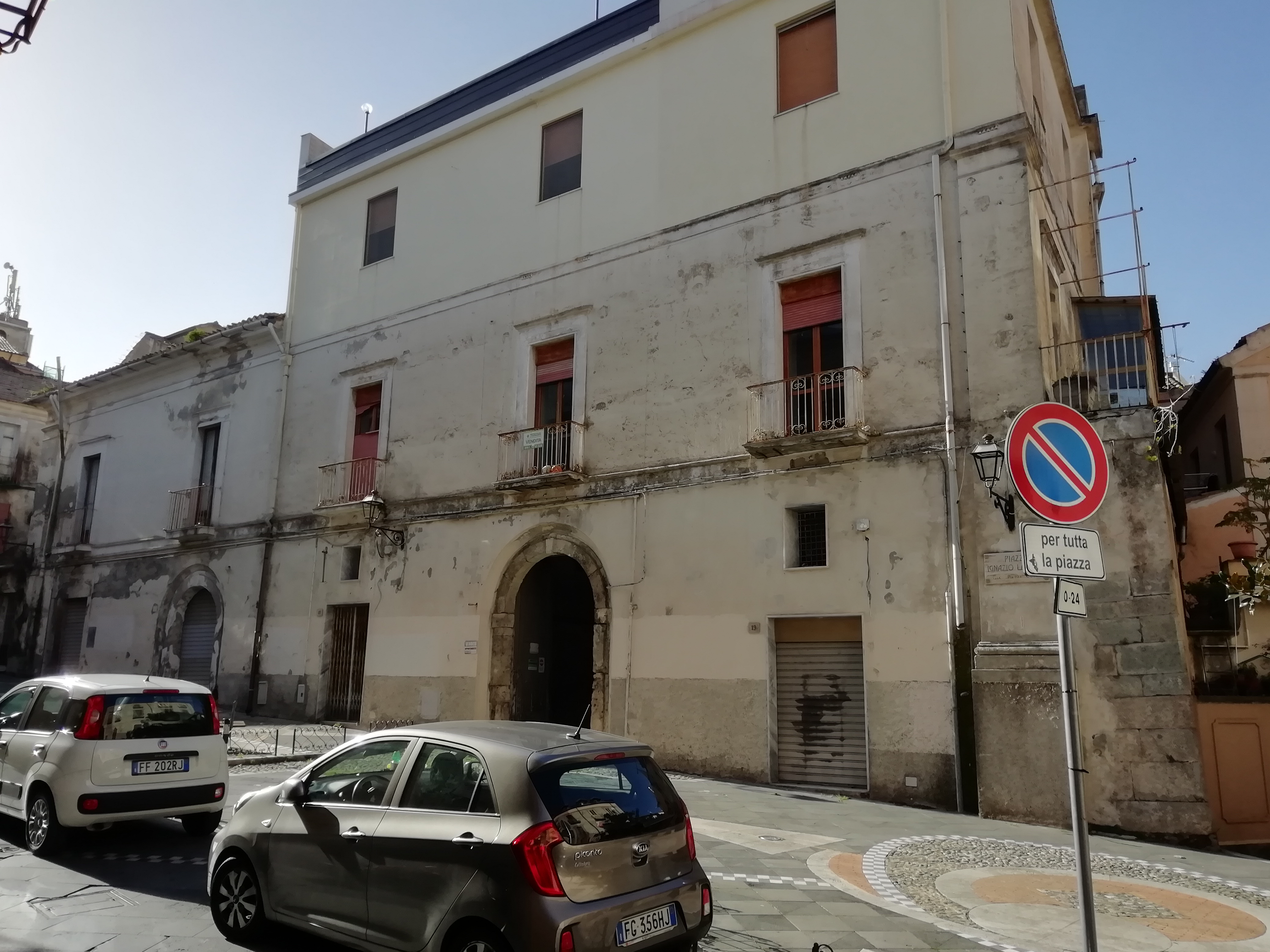 [Edificio in Piazza La Russa, 15, 16, 17, 18, 19]