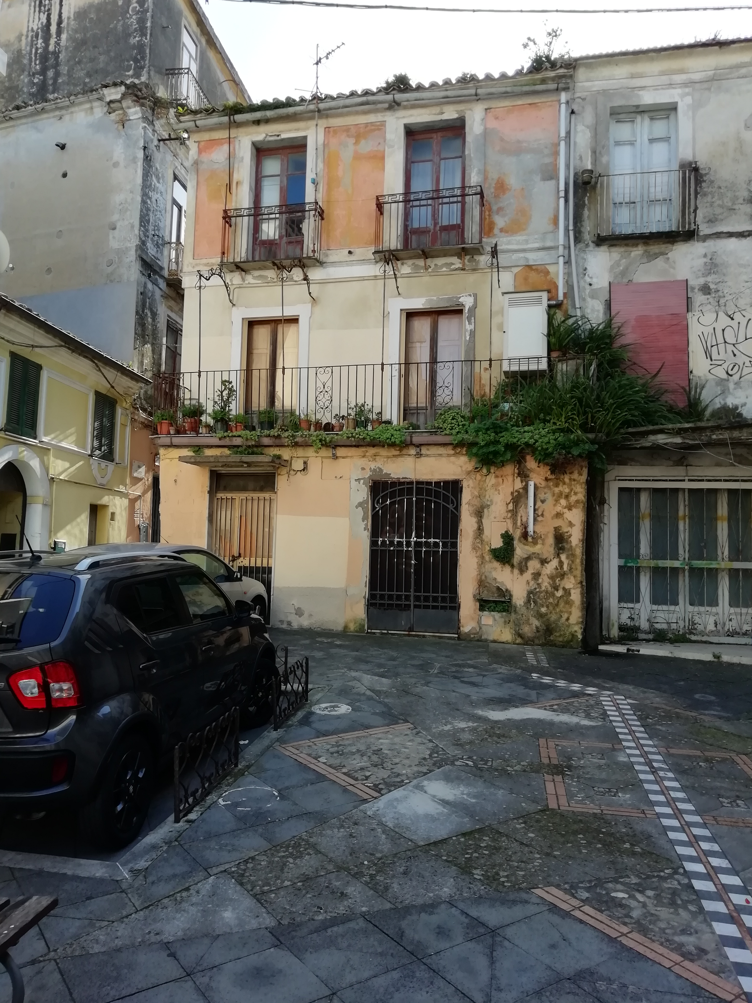 [Edificio in Piazza Larussa, 11, 12]