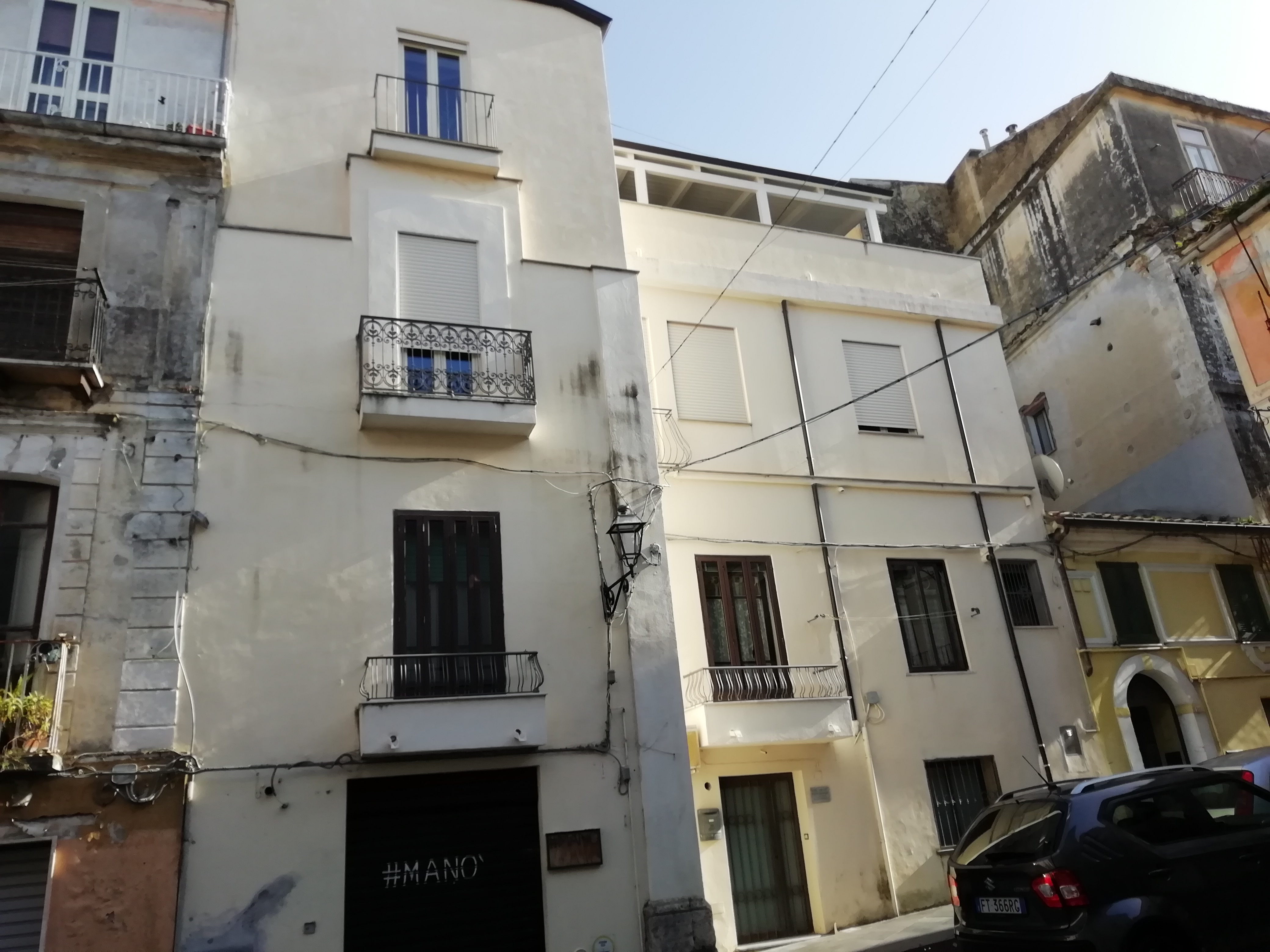 [Edificio in Piazza Larussa, 8, 9, 10]