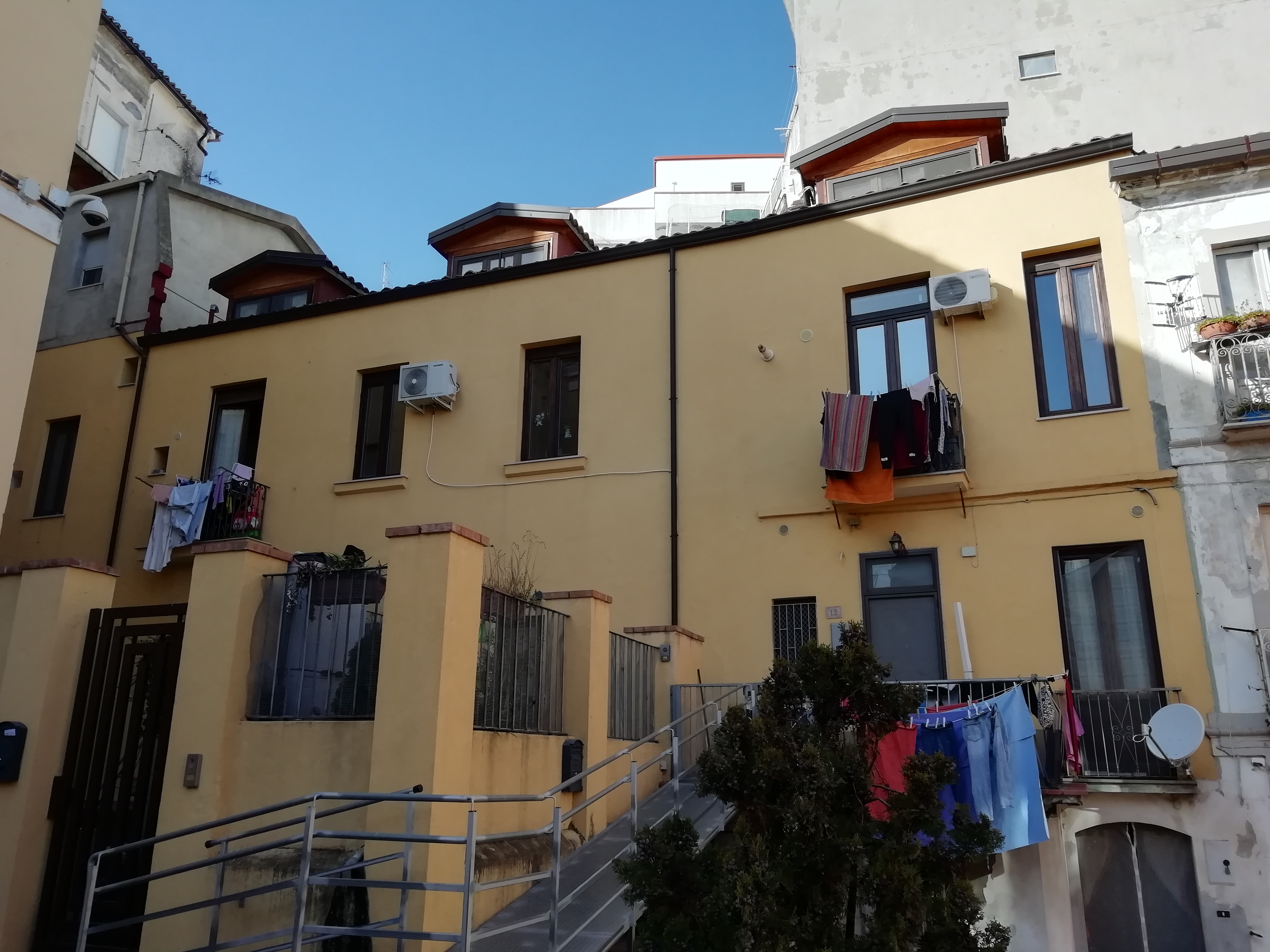 [Edificio in Spiazzo del Sole, 11, 12, 13]