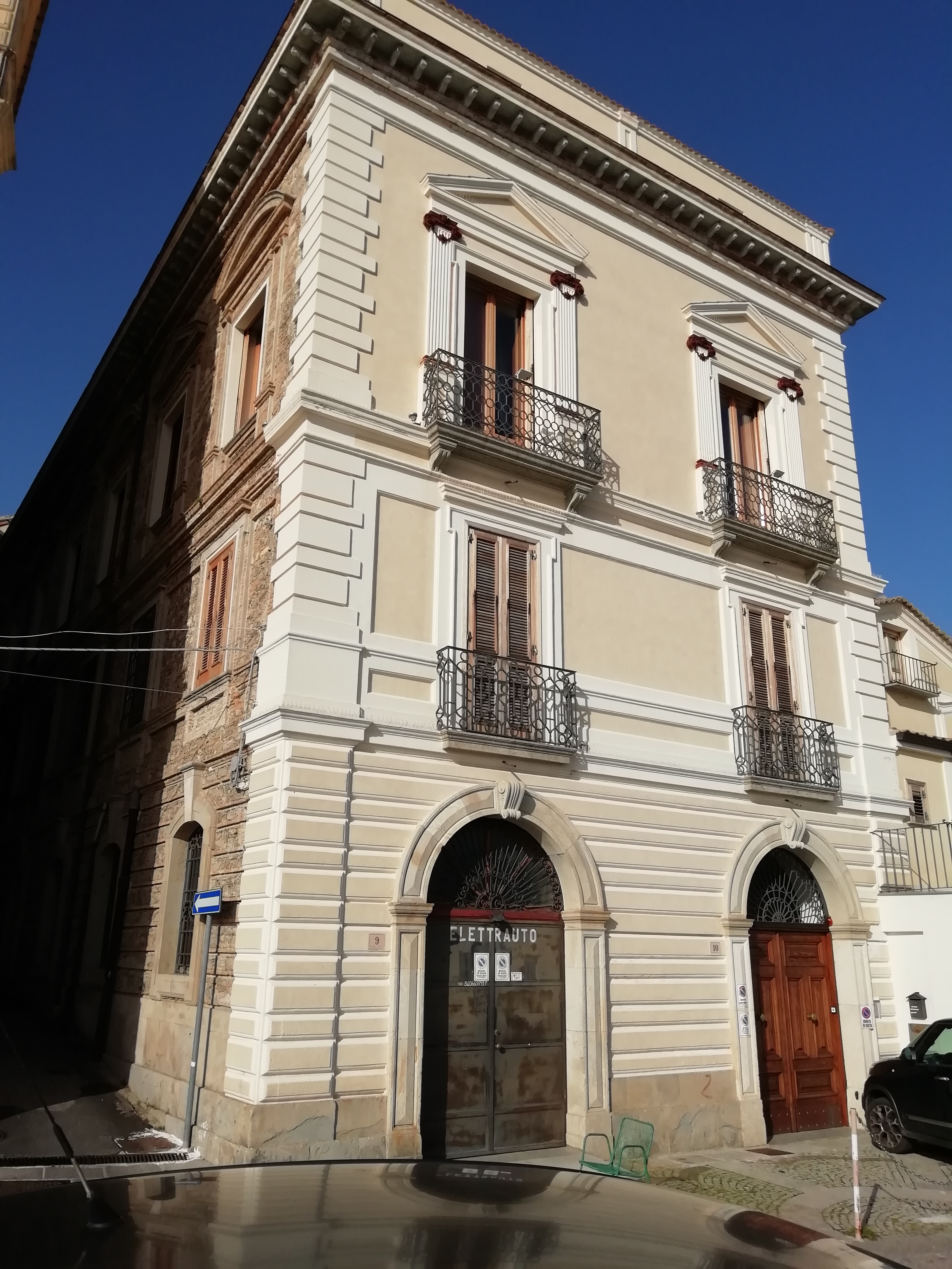 [Edificio in Vico I Bellavista, 9, 10]
