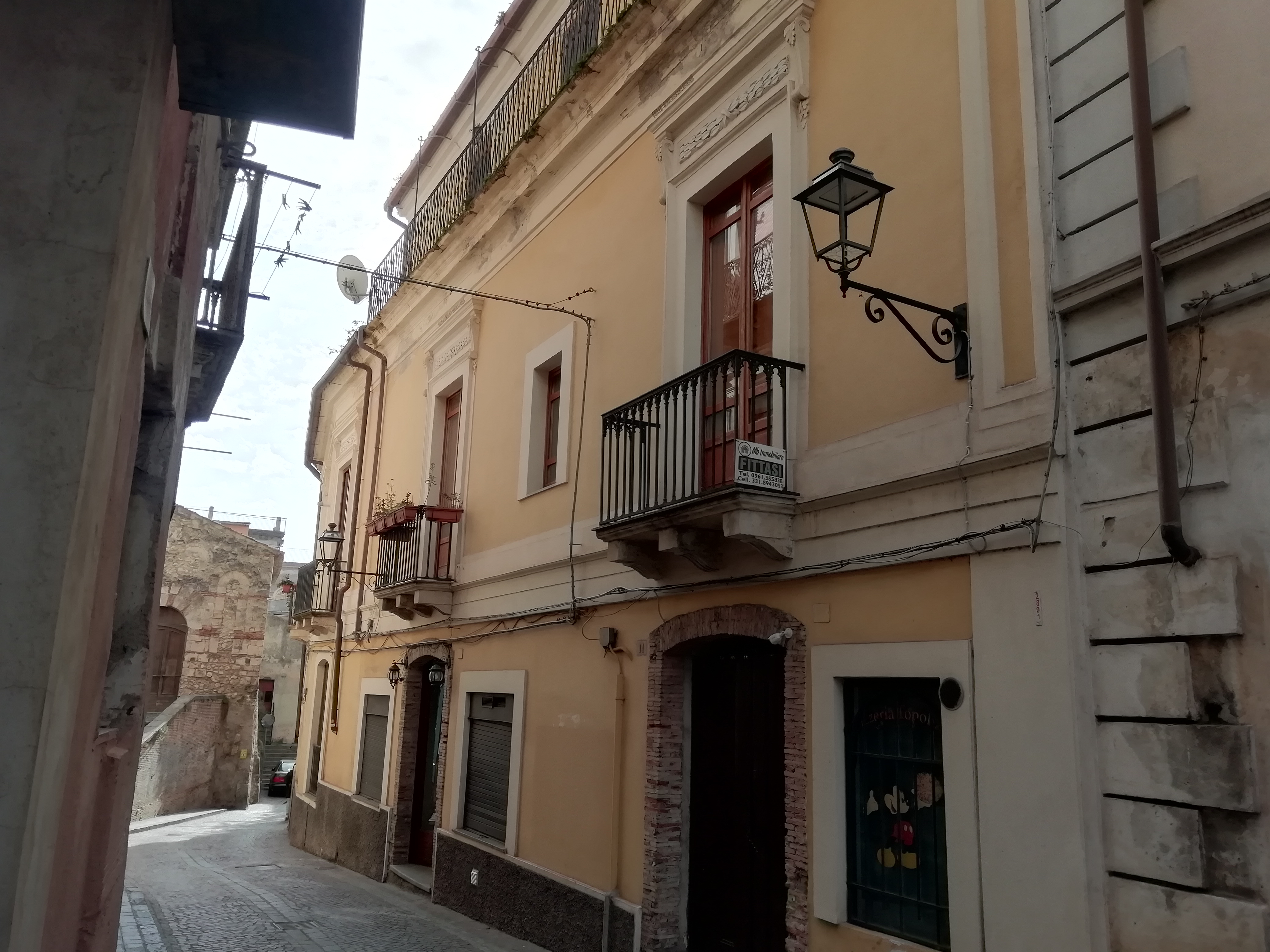 [Palazzo con cortile in Via De Grazia, 19]