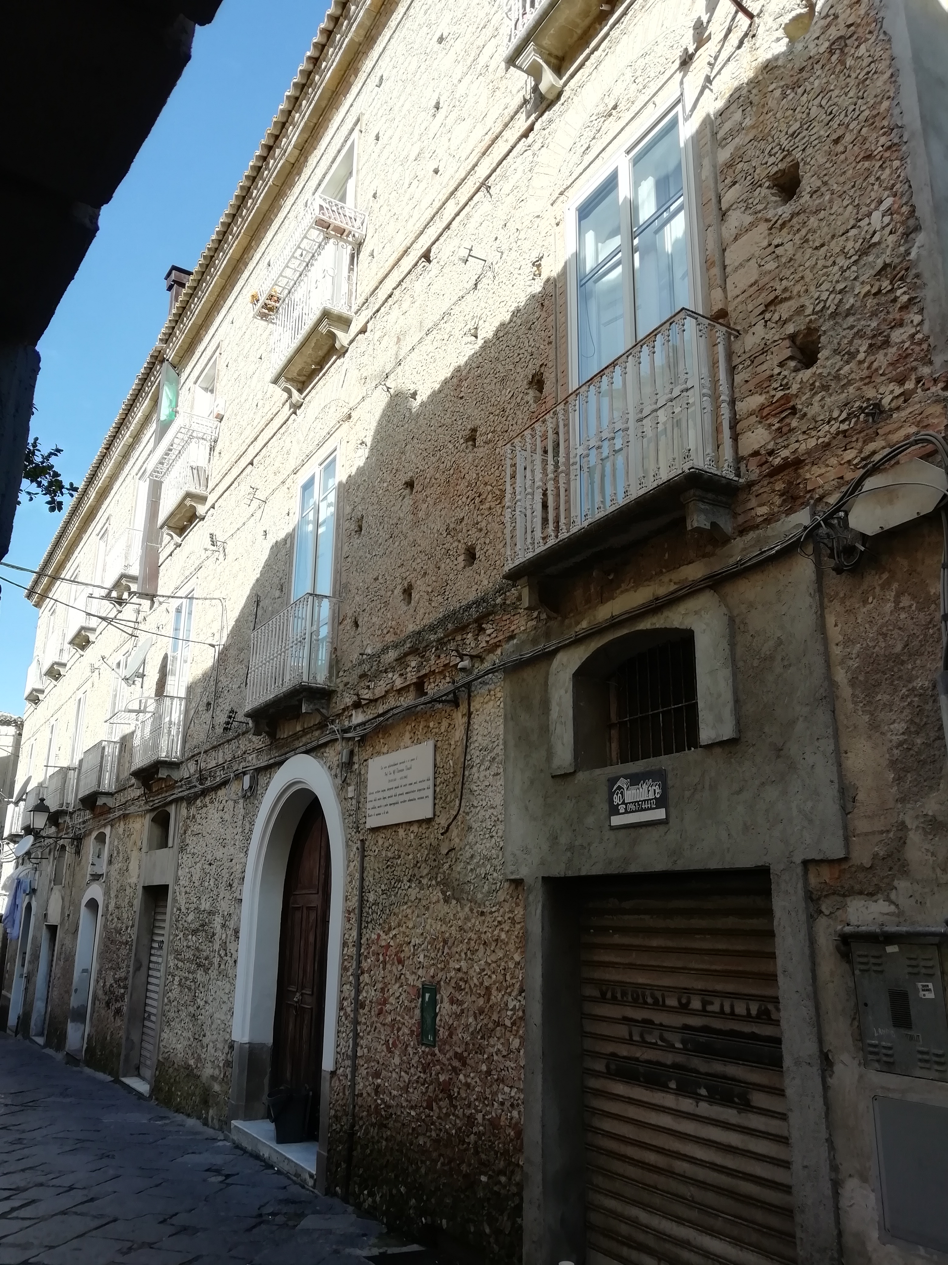[Palazzo in Via Scalfaro, 13]