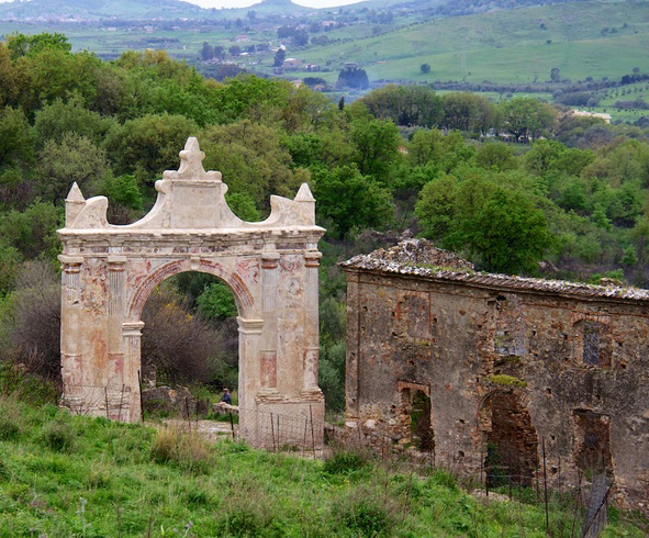 Arco dei Carafa Mocta Bruttiano o Rocca Armenia