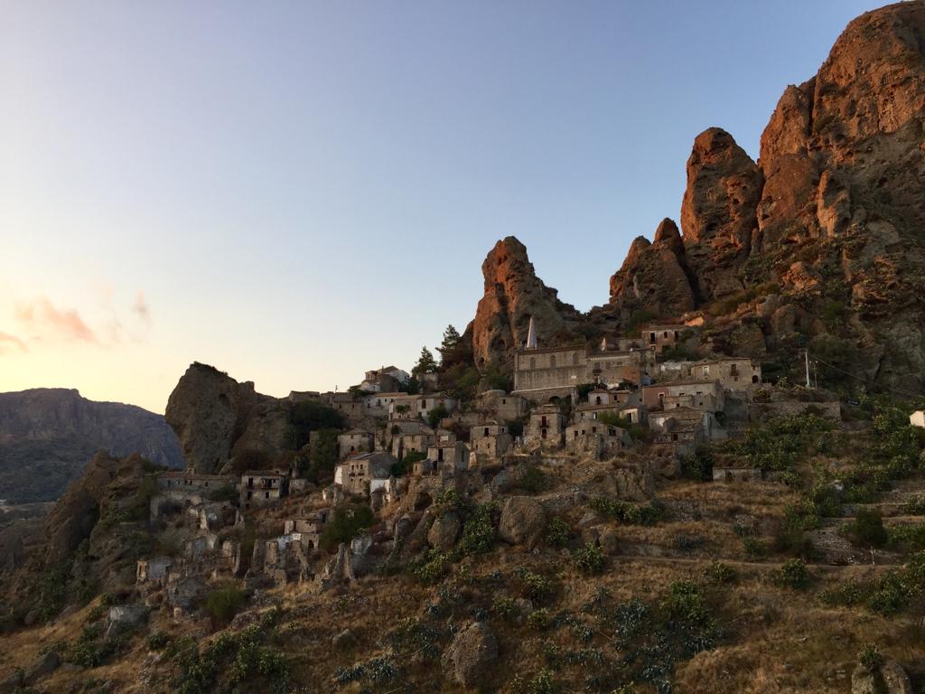 centro storico, di mezzacosta, collinare, Pentedattilo, Pentadáktylos , Pentedactili , Pentedattolo
