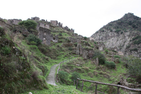 centro storico, di crinale, collinare, spontaneo, difensivo, Precacore, Crepacuore , Petracore , Pelicore