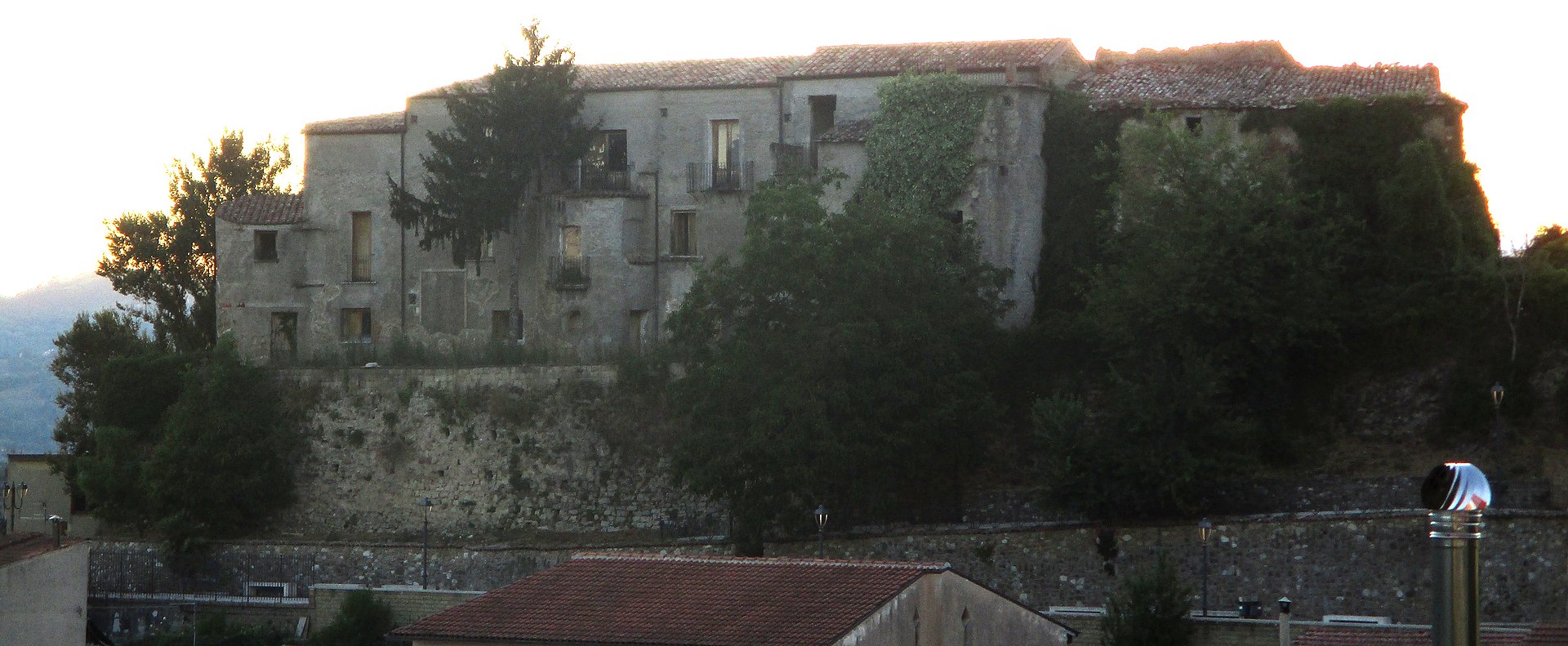 centro storico, di crinale, Tufo