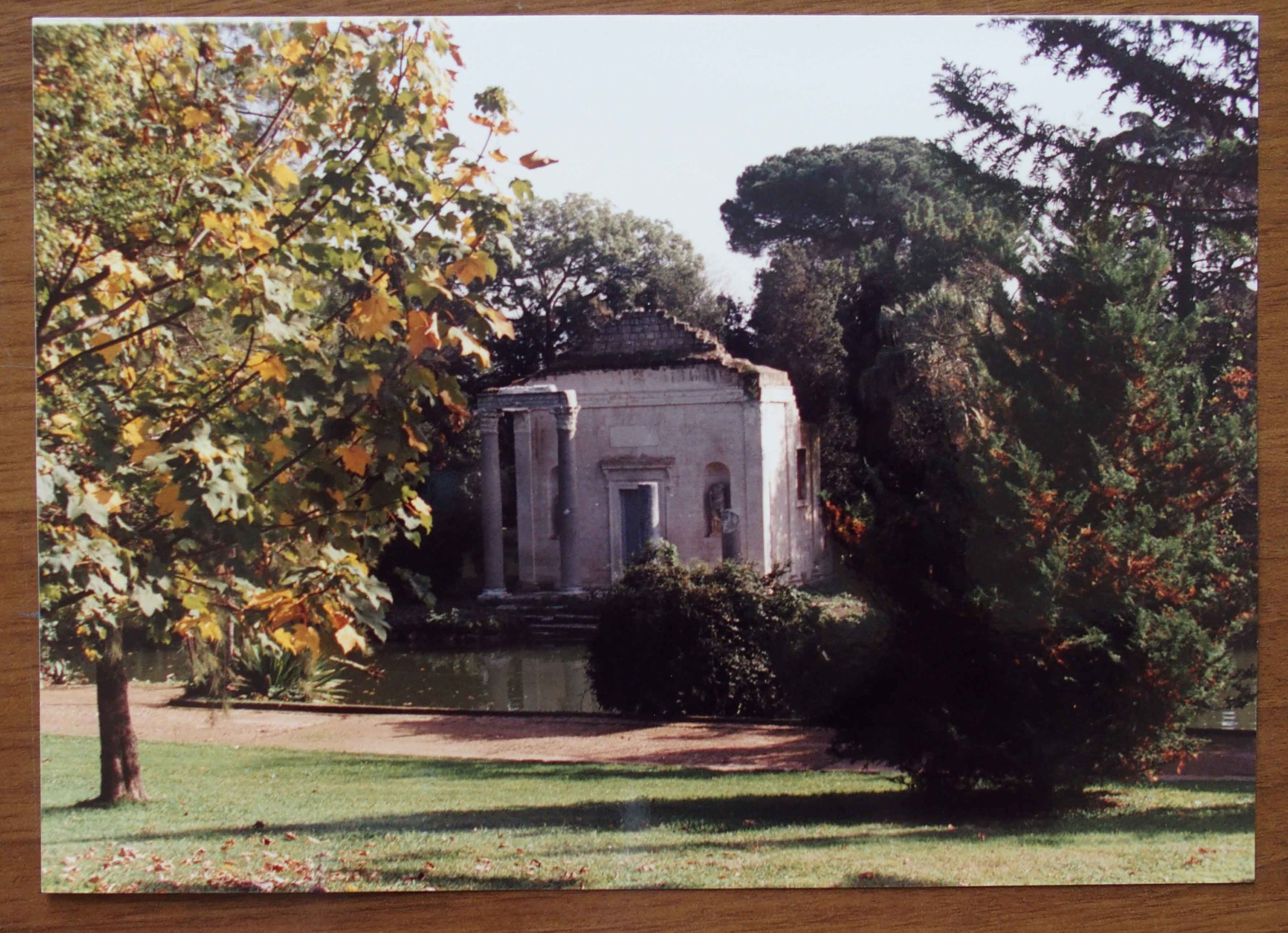 Tempietto sull'isolotto, ruderi del lago