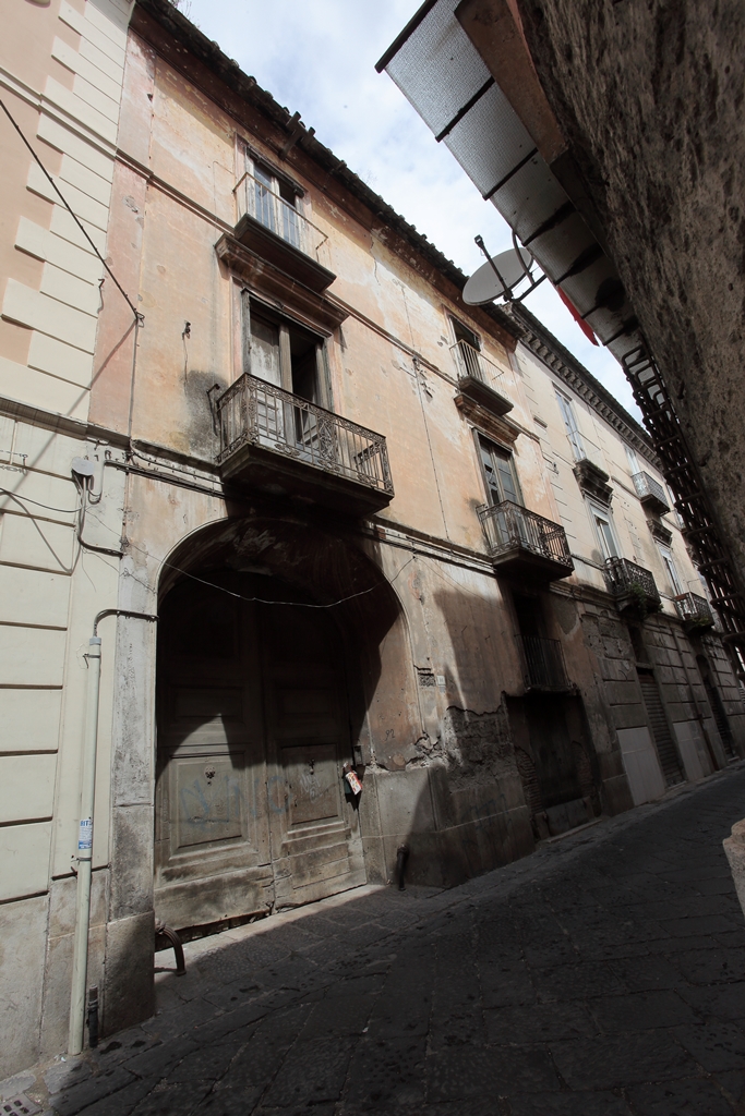 [Palazzo in Via Roberto D'Angiò, 28]