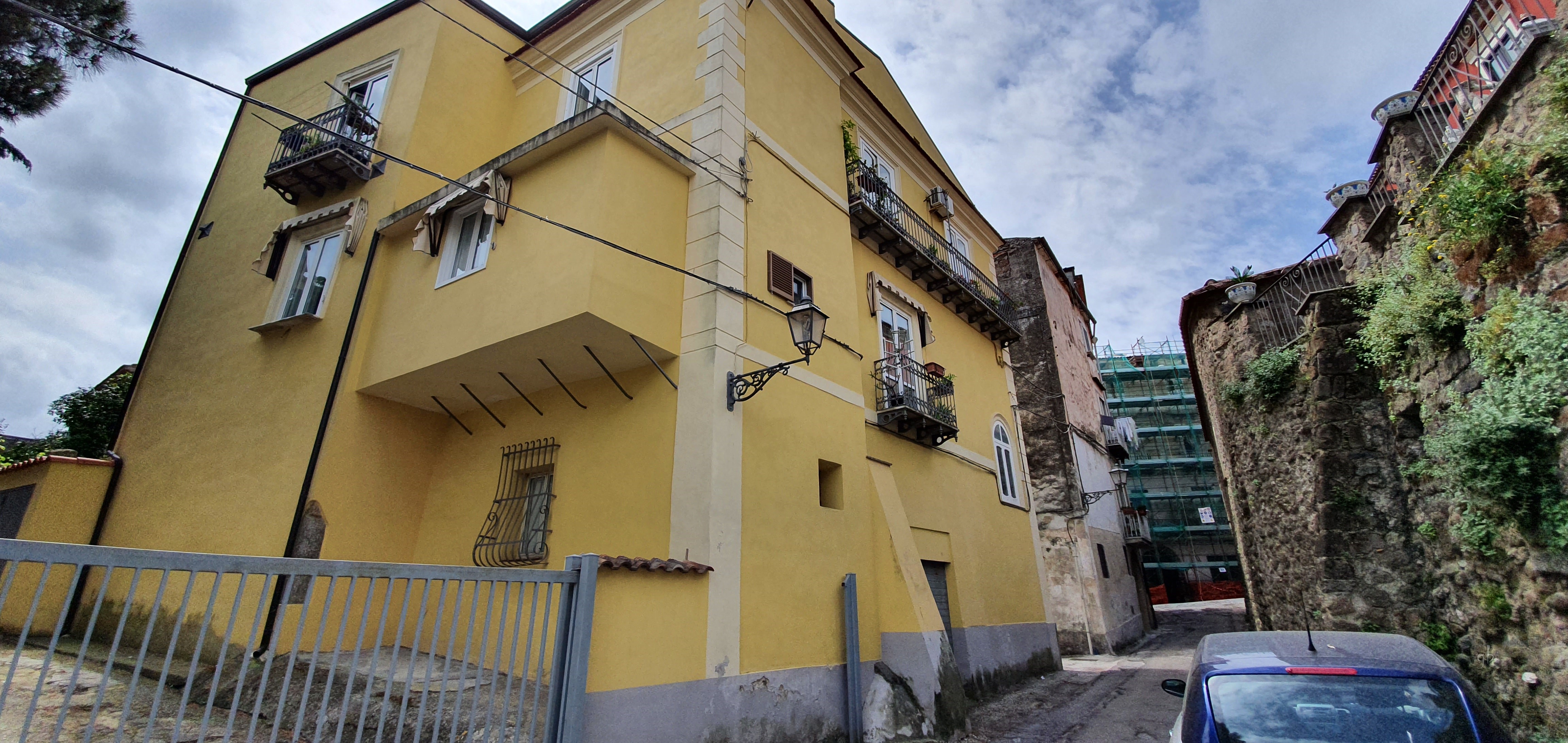 [Palazzo in Vico I S. Leo, 1-11]