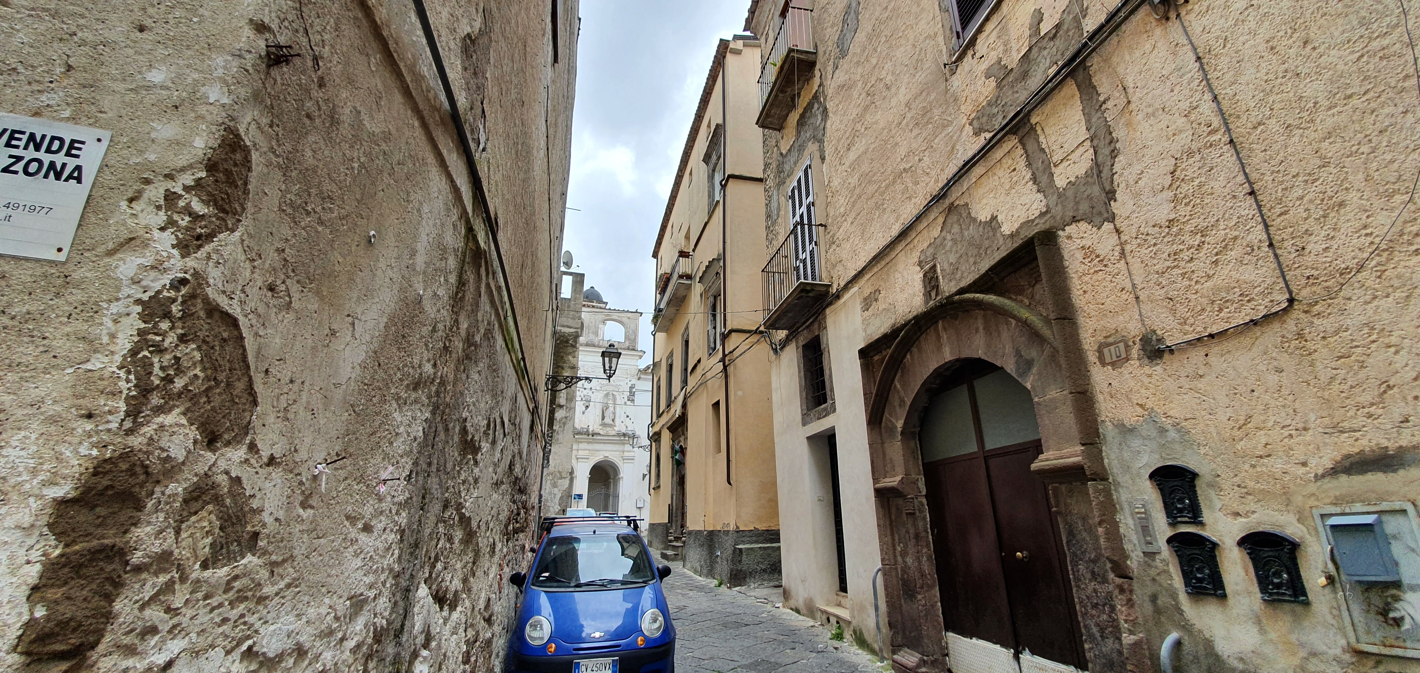[Via Ugolino, 8,]