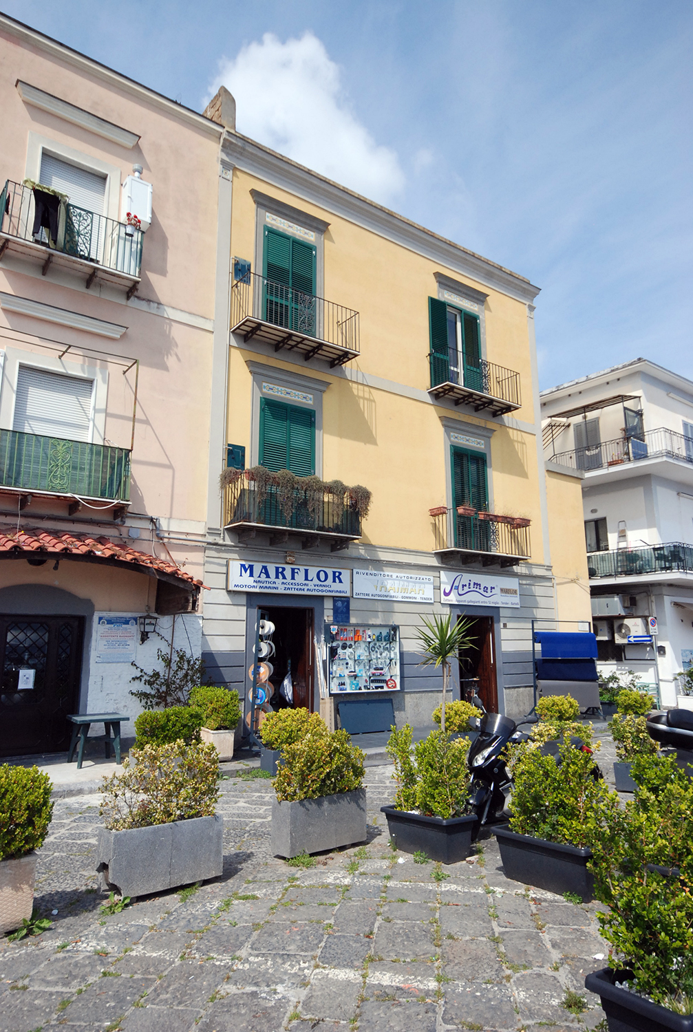 [Palazzo Via Molo di Baia, 18-20]