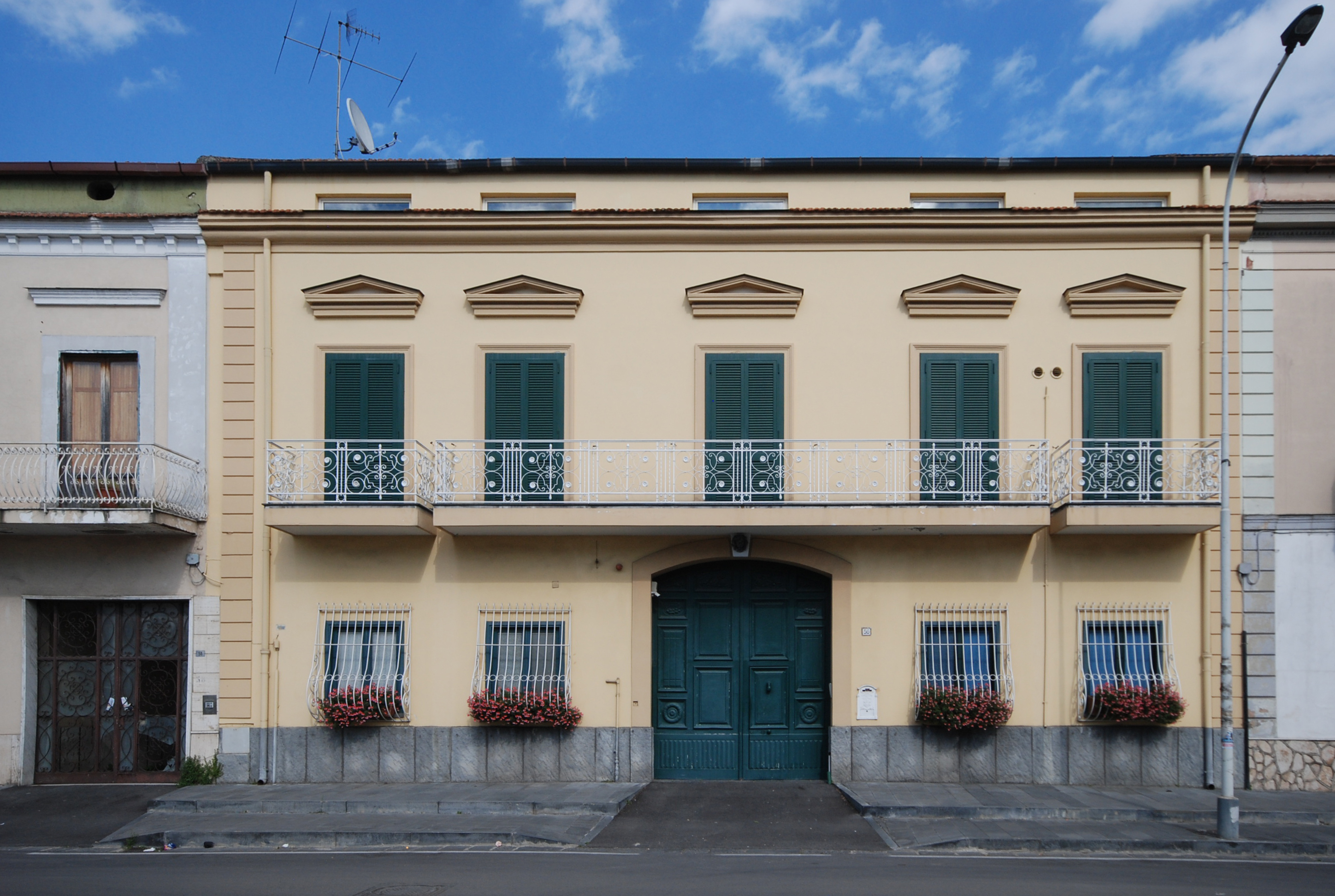 [Palazzo Vi S. Francesco D'Assisi, 56]