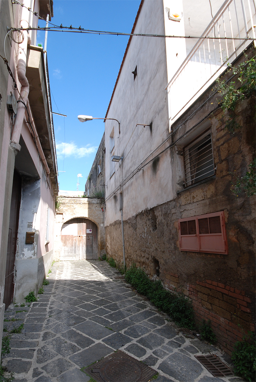[Palazzo Vico Mannesi,7]