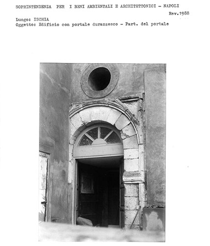 Edificio con portale durazzesco