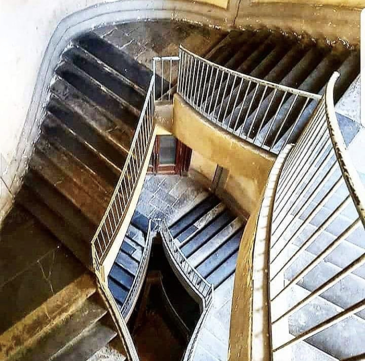 [Palazzo Di Majo, Discesa Sanità 68]