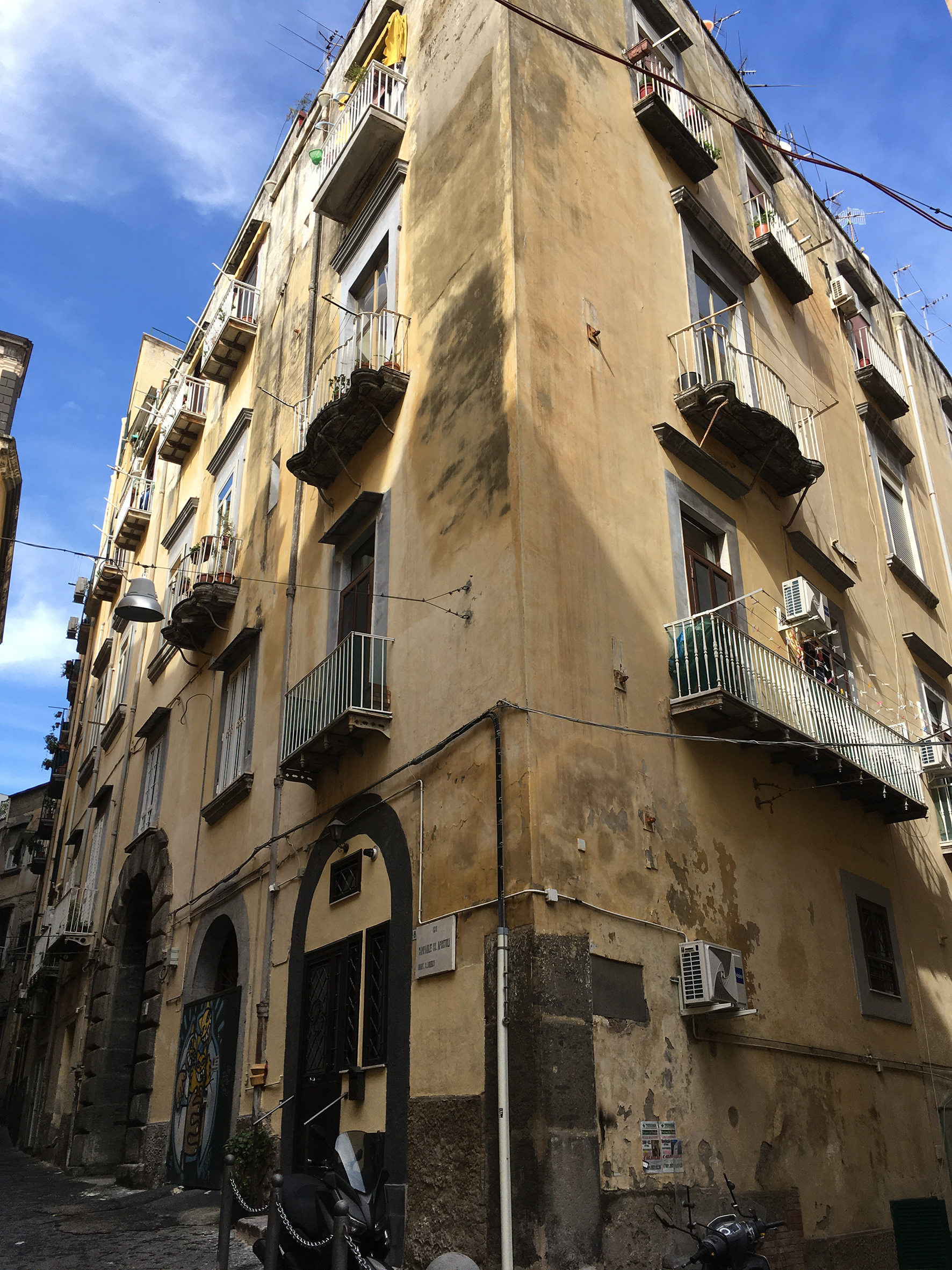 [Palazzo in Via Campanile SS. Apostoli, 6]