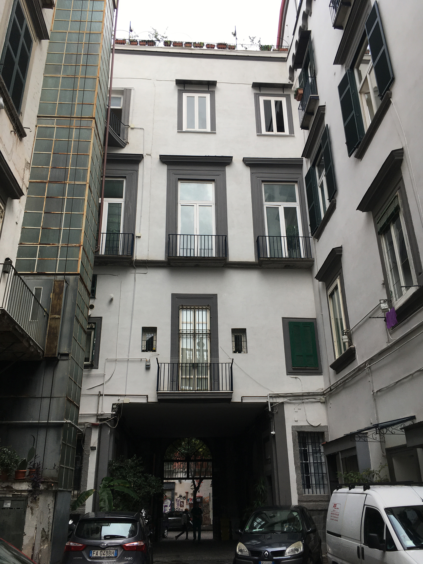 [Palazzo in Via Santa Maria di Costantinopoli, 104: cortile]