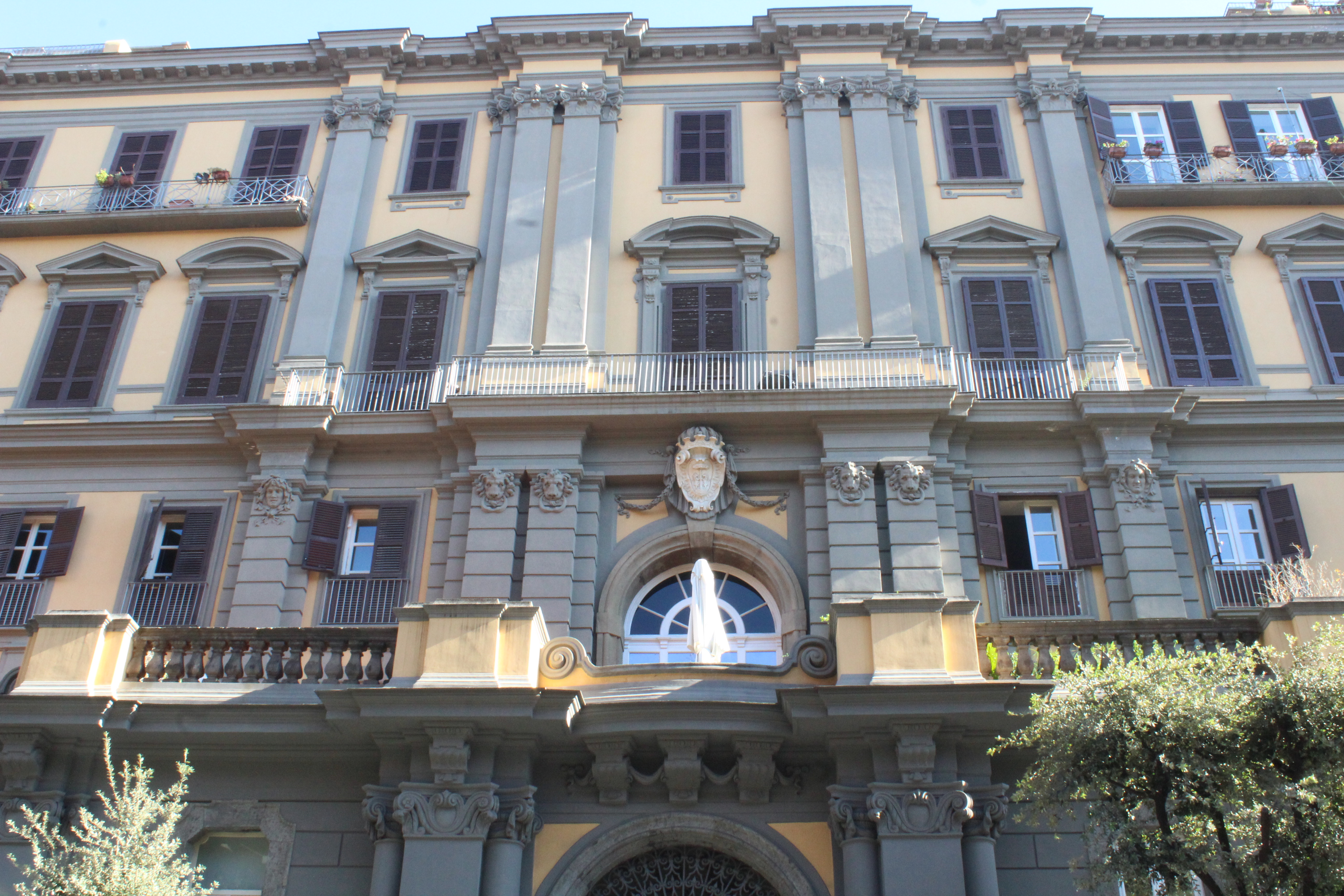 [Palazzo plurifamiliare, Vico stretto a Santa Teresa degli Scalzi 33]