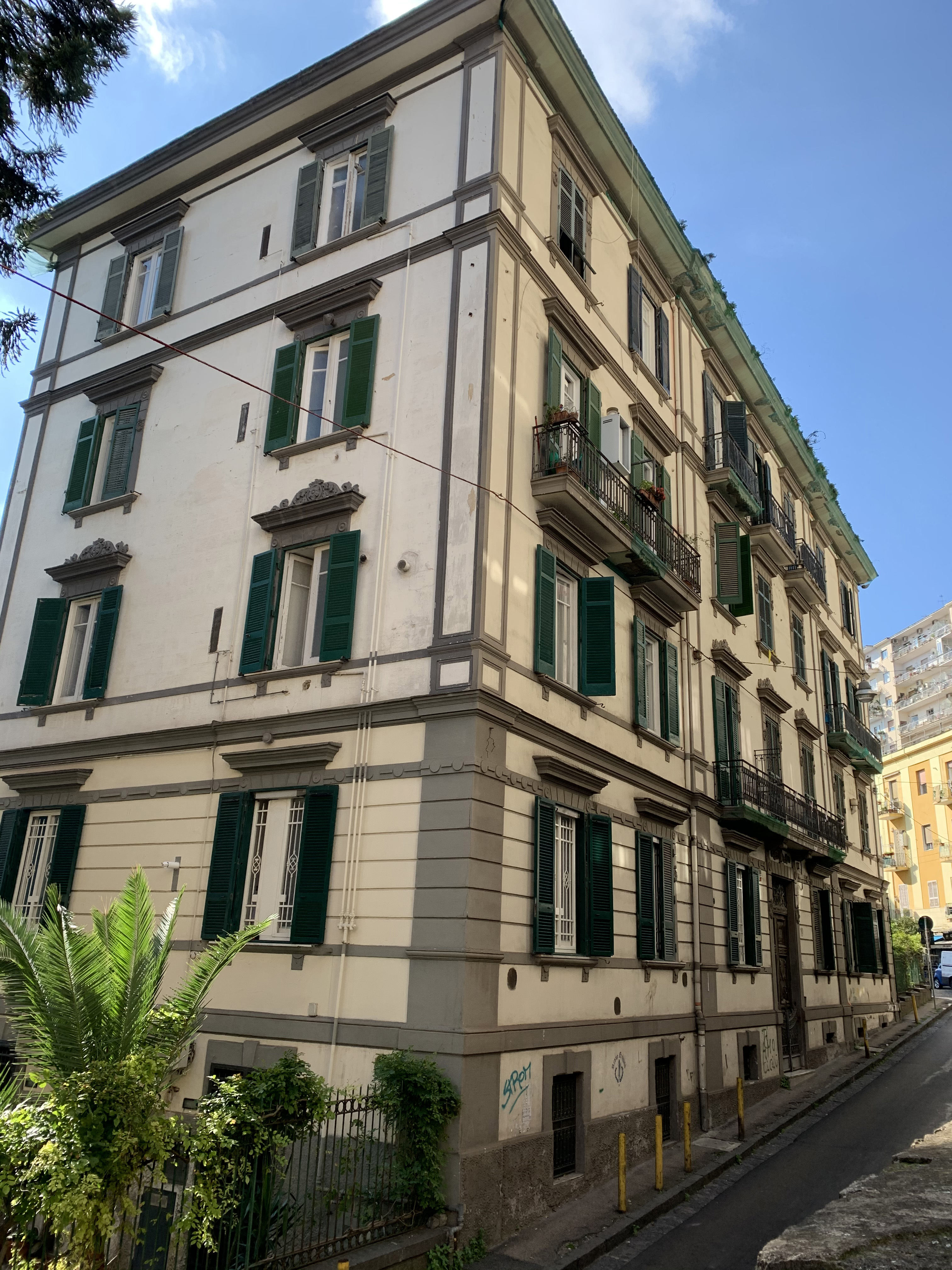[Palazzo privato in via Falcone Beneventano, 23]