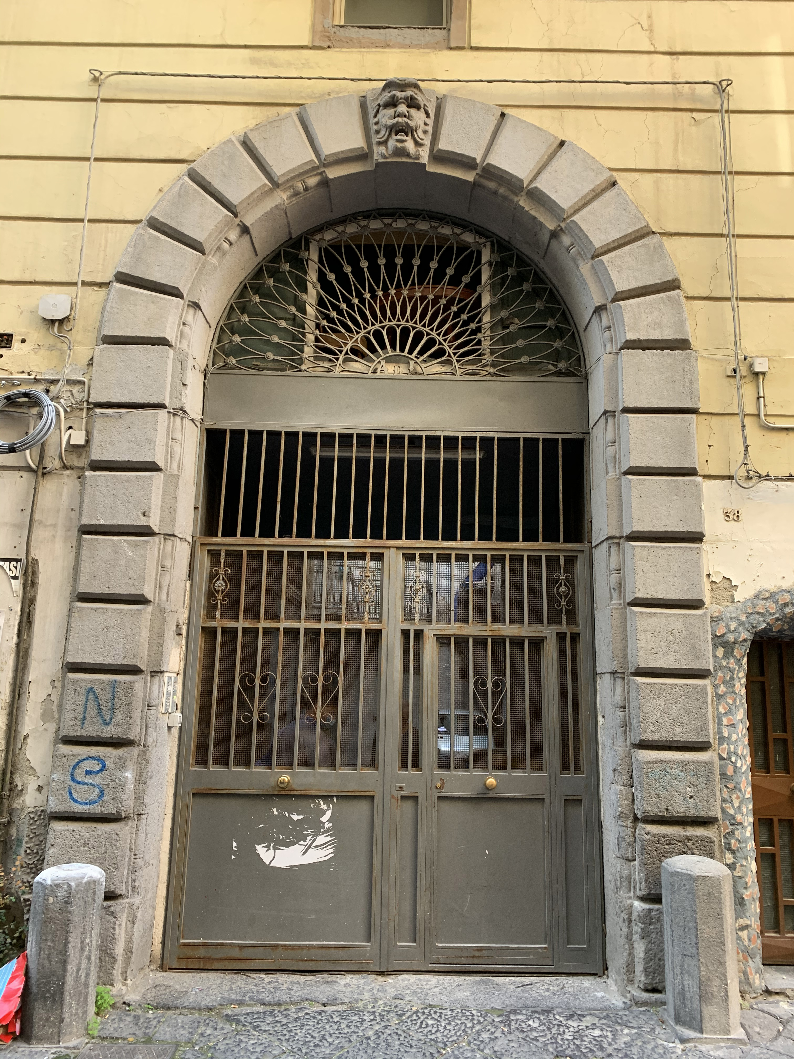 [Palazzo privato in via San Giuseppe dei Nudi, 38]