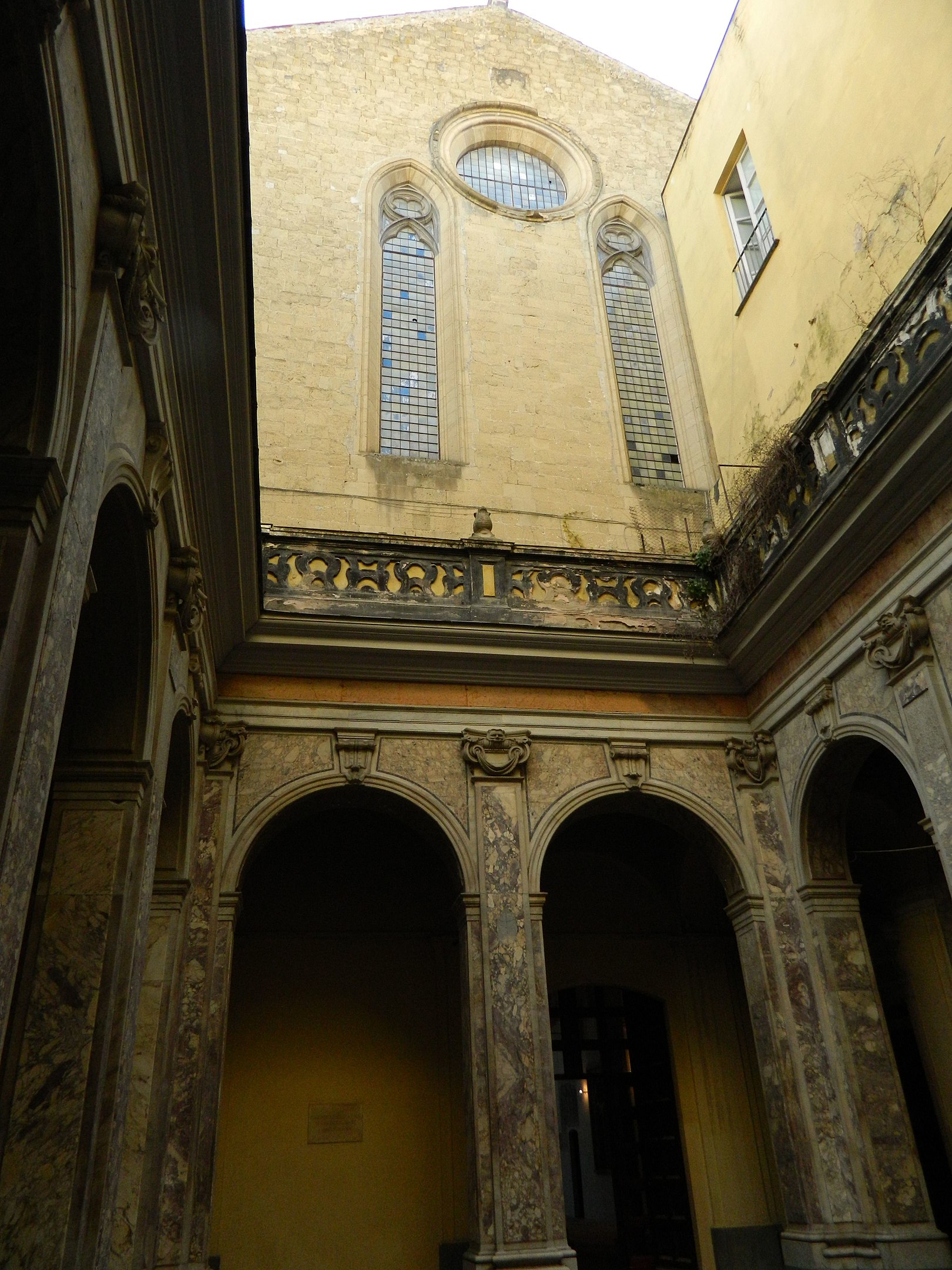 chiesa, Chiesa di Santa Maria Donnaregina