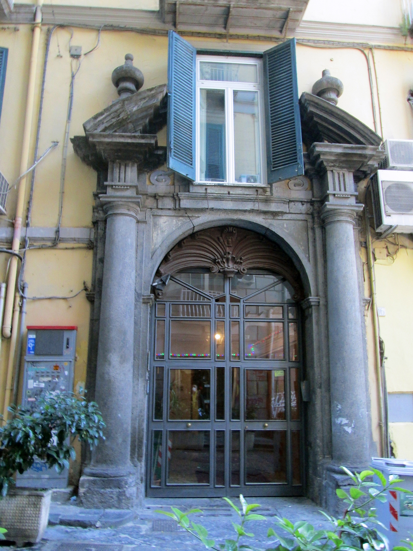 palazzo, Palazzo Mastellone, portone