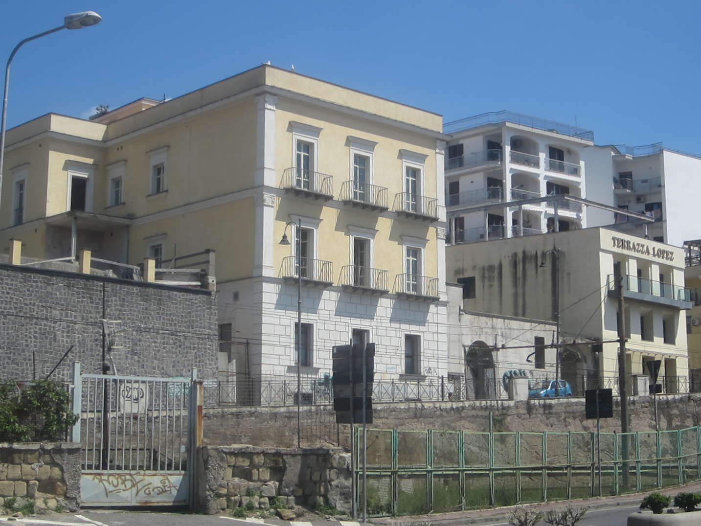[Palazzo in Via Follieri, 54-56]