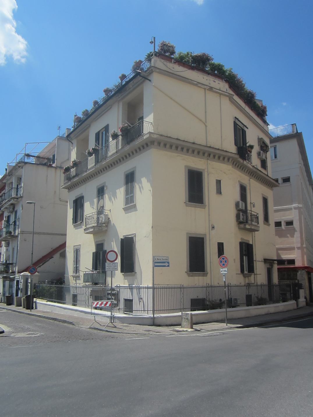 [Palazzo in Via Serapide, 37]